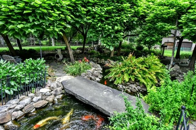 21 Baldwin Rd, Saddle River Boro, NJ 07458