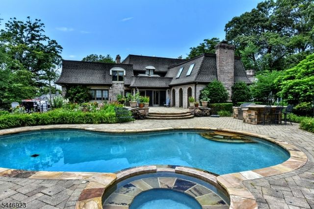21 Baldwin Rd, Saddle River Boro, NJ 07458