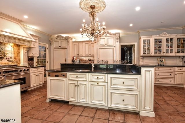 21 Baldwin Rd, Saddle River Boro, NJ 07458