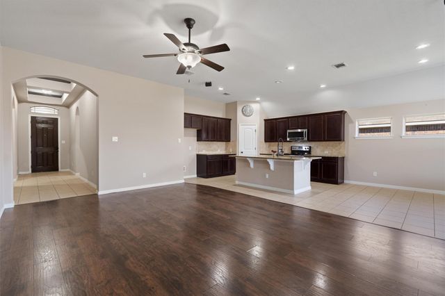 406 Farm Creek DR, Hutto, TX 78634