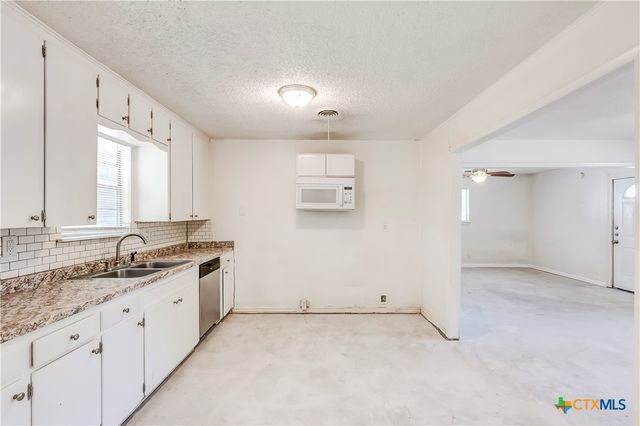 907 Curry Avenue, Copperas Cove, TX 76522