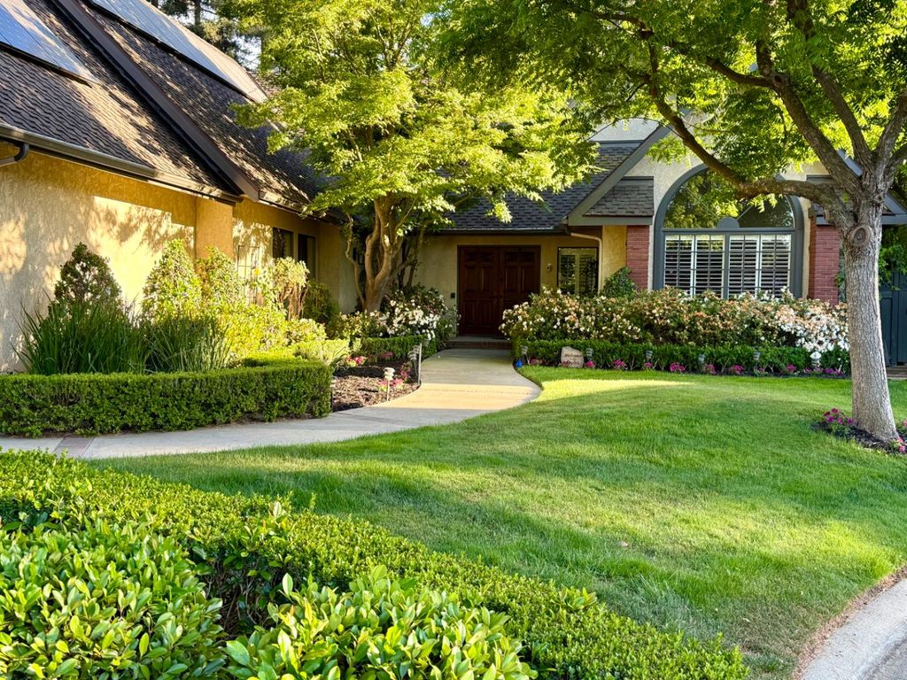 Image 1 of property listing at 2555 W Bluff Avenue # 142, Fresno, CA 93711