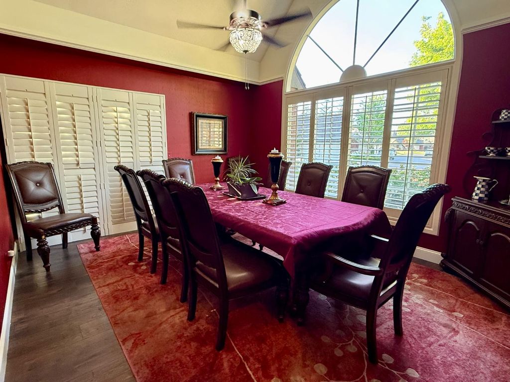 Image 10 of property listing at 2555 W Bluff Avenue # 142, Fresno, CA 93711