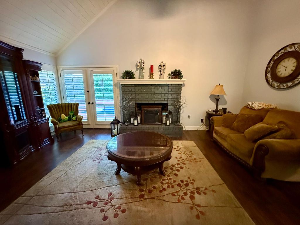 Image 17 of property listing at 2555 W Bluff Avenue # 142, Fresno, CA 93711