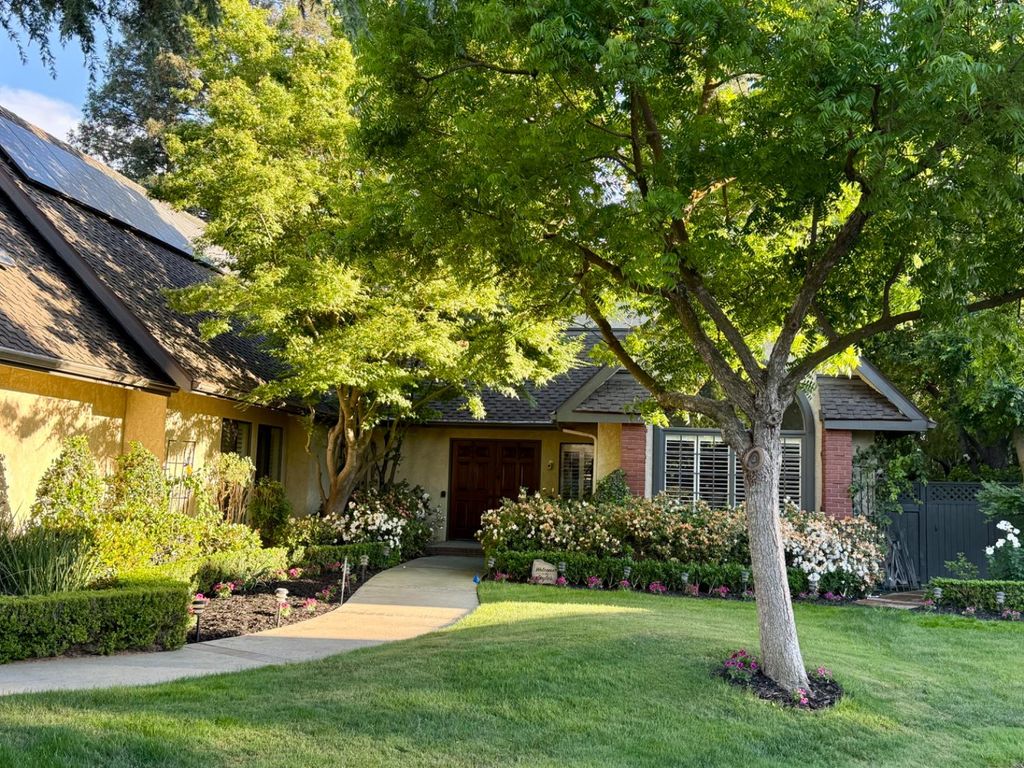 Image 2 of property listing at 2555 W Bluff Avenue # 142, Fresno, CA 93711