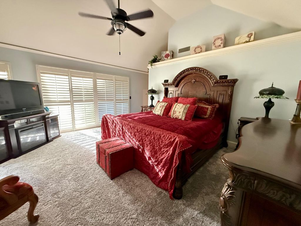 Image 21 of property listing at 2555 W Bluff Avenue # 142, Fresno, CA 93711