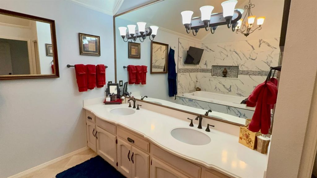 Image 25 of property listing at 2555 W Bluff Avenue # 142, Fresno, CA 93711