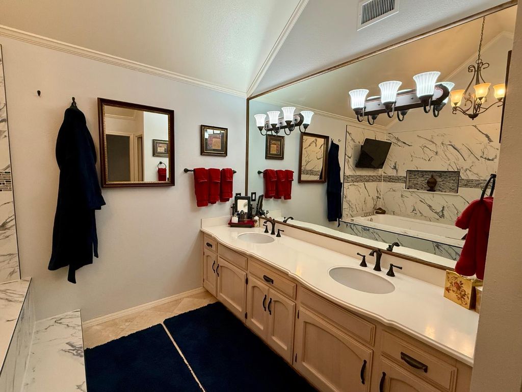 Image 26 of property listing at 2555 W Bluff Avenue # 142, Fresno, CA 93711
