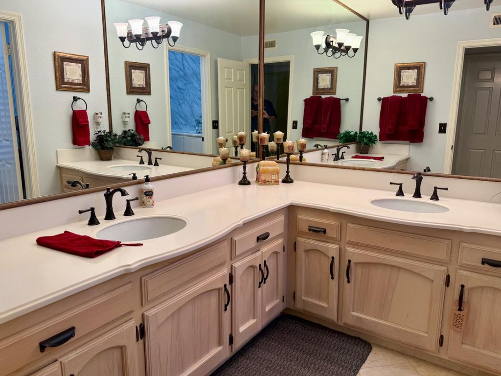 Image 30 of property listing at 2555 W Bluff Avenue # 142, Fresno, CA 93711