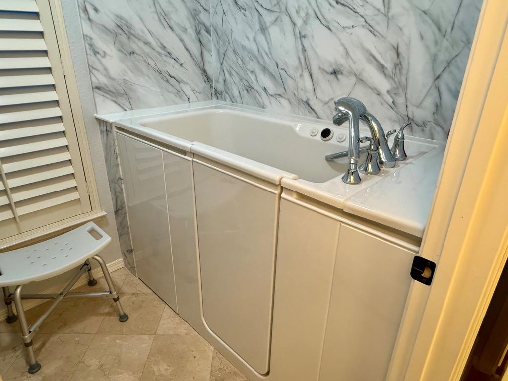 Image 31 of property listing at 2555 W Bluff Avenue # 142, Fresno, CA 93711
