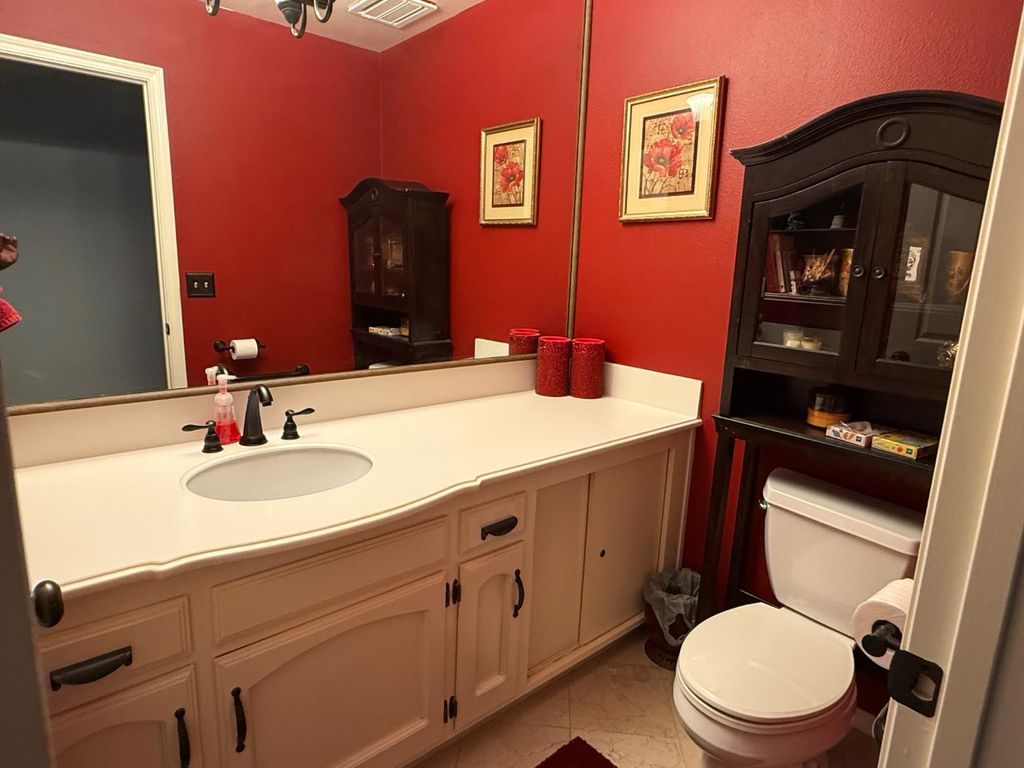 Image 33 of property listing at 2555 W Bluff Avenue # 142, Fresno, CA 93711