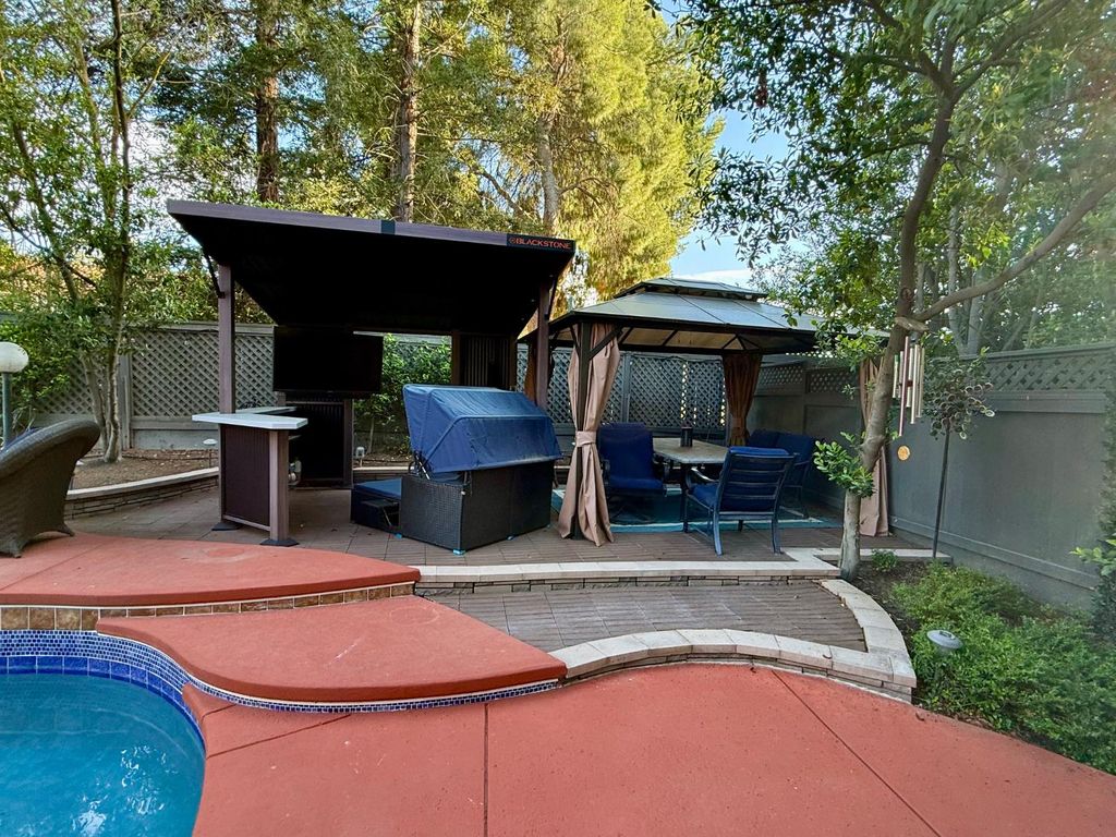 Image 38 of property listing at 2555 W Bluff Avenue # 142, Fresno, CA 93711