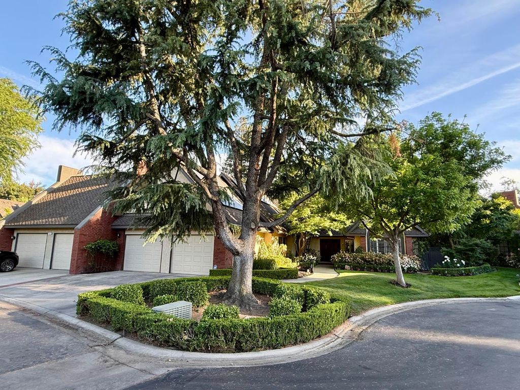Image 4 of property listing at 2555 W Bluff Avenue # 142, Fresno, CA 93711