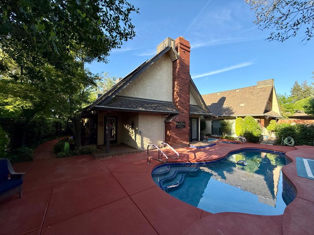Image 44 of property listing at 2555 W Bluff Avenue # 142, Fresno, CA 93711