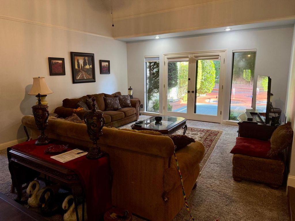 Image 7 of property listing at 2555 W Bluff Avenue # 142, Fresno, CA 93711