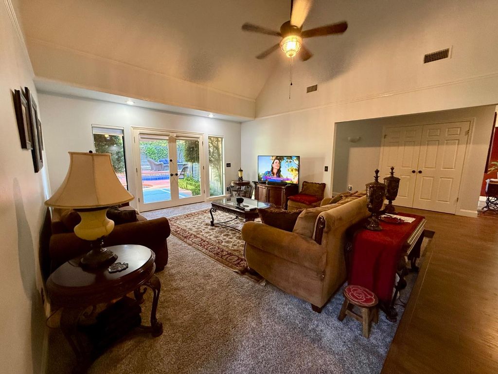 Image 8 of property listing at 2555 W Bluff Avenue # 142, Fresno, CA 93711