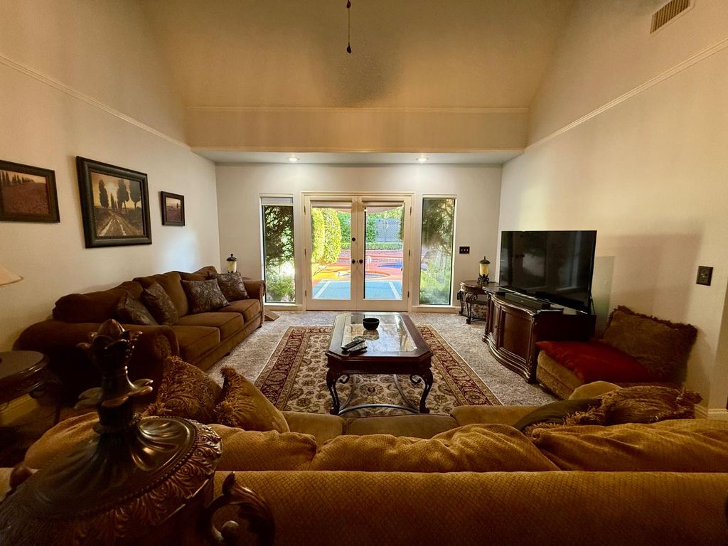 Image 9 of property listing at 2555 W Bluff Avenue # 142, Fresno, CA 93711