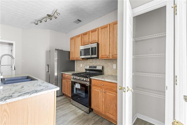 6604 Splashwater Drive, Flowery Branch, GA 30542