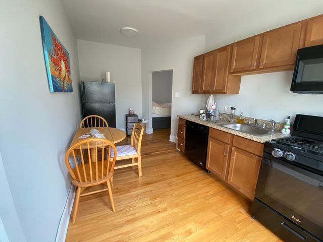 631 W ROSCOE Street F3, Chicago, IL 60657