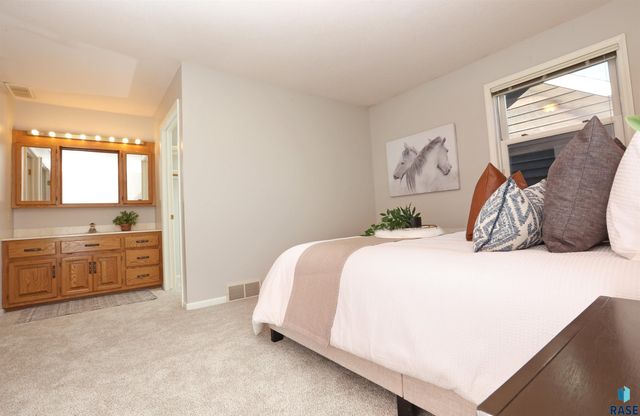 2423 S Center Ave Avenue, Sioux Falls, SD 57105