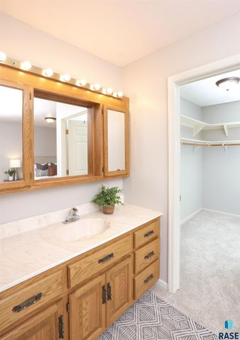 2423 S Center Ave Avenue, Sioux Falls, SD 57105