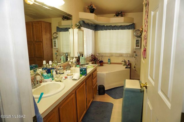 852 W Jennella Drive, Benson, AZ 85602