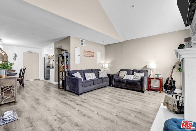 14363 Nordhoff Street B, Los Angeles, CA 91402