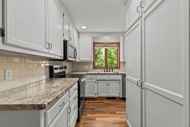 1198 FIELDVIEW DRIVE, Menasha, WI 54952