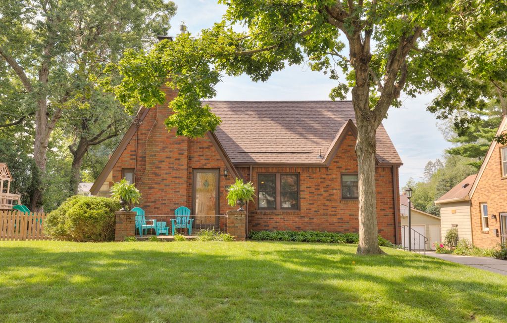 6420 Elmcrest Drive, Windsor Heights, IA 50324