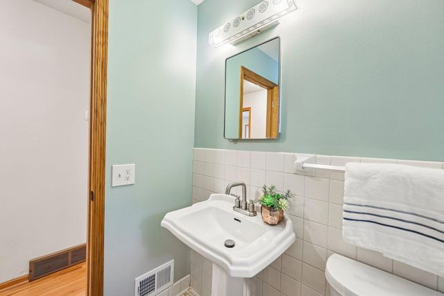 1625 Flag Avenue N, Golden Valley, MN 55427