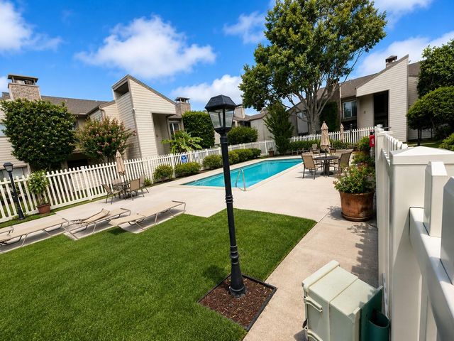7057 N Holiday Drive, Galveston, TX 77550