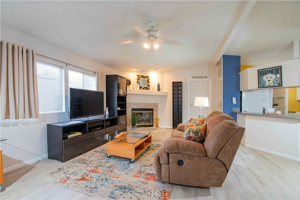 Image 11 of property listing at 11401 Topanga Canyon 77, Chatsworth, CA 91311