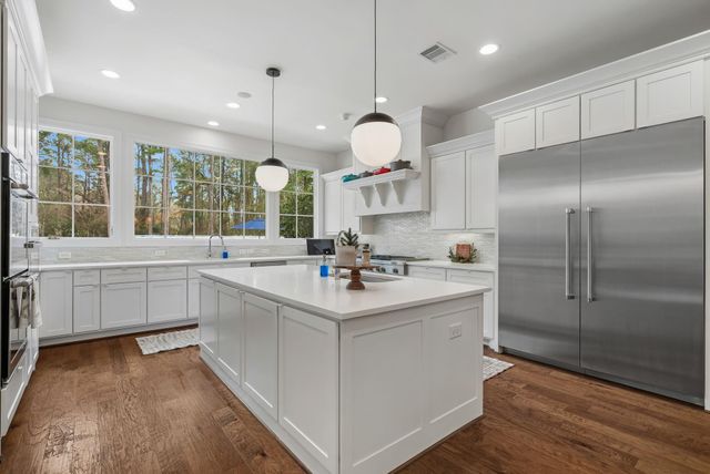 10 Riata Drive, Magnolia, TX 77354