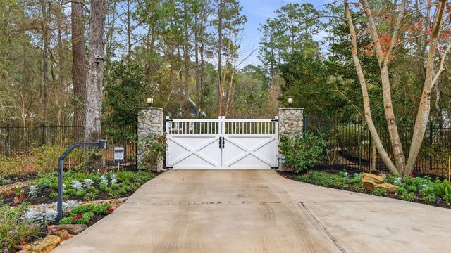 10 Riata Drive, Magnolia, TX 77354