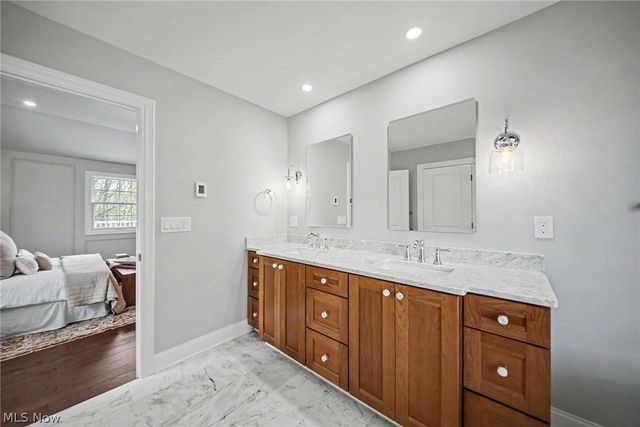 35 Greentree Road, Moreland Hills, OH 44022