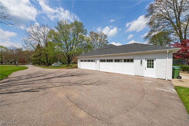 35 Greentree Road, Moreland Hills, OH 44022