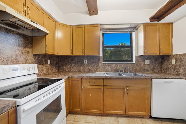 2895 Via Del Lago, Lake Worth, FL 33461