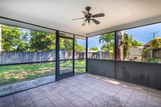 2895 Via Del Lago, Lake Worth, FL 33461