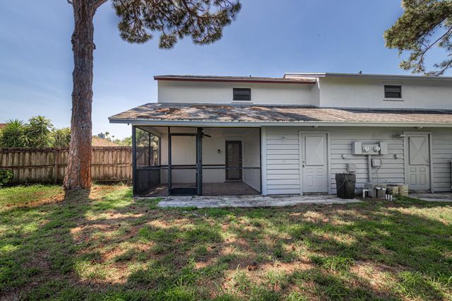 2895 Via Del Lago, Lake Worth, FL 33461