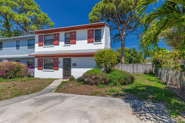 2895 Via Del Lago, Lake Worth, FL 33461