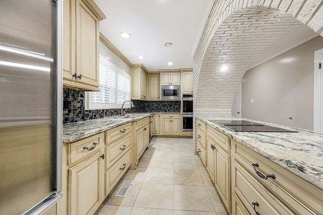 1330 PEBBLE CREEK LN, Memphis, TN 38120