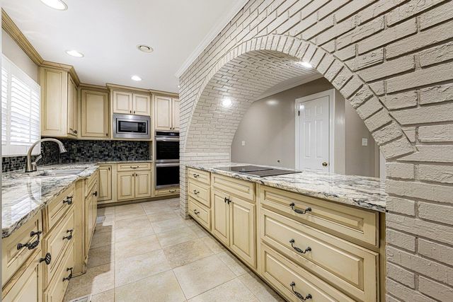 1330 PEBBLE CREEK LN, Memphis, TN 38120