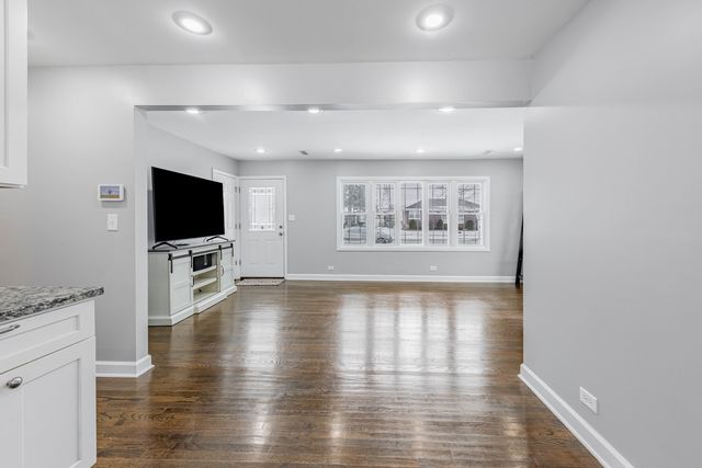 8036 Newland Avenue, Burbank, IL 60459