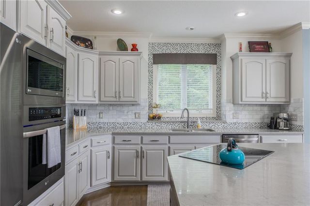 9623 N Crescent Court, Kansas City, MO 64157