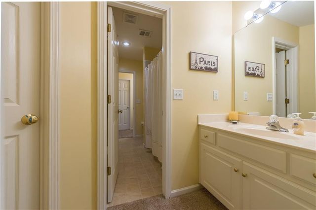 9623 N Crescent Court, Kansas City, MO 64157