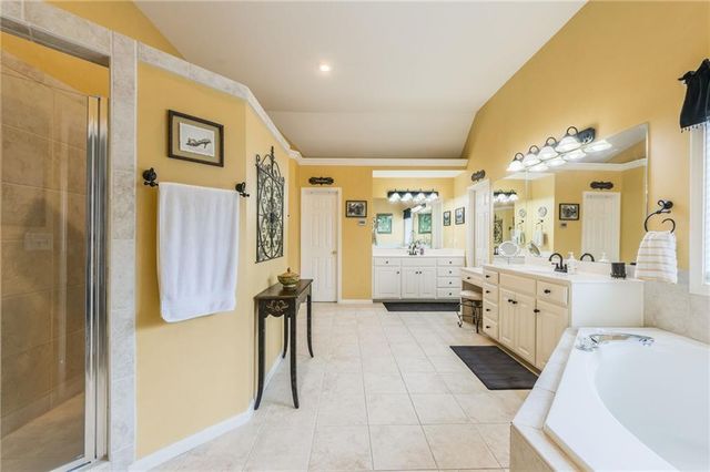 9623 N Crescent Court, Kansas City, MO 64157