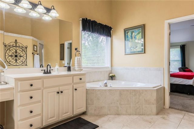 9623 N Crescent Court, Kansas City, MO 64157