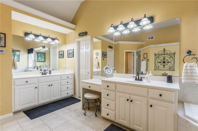 9623 N Crescent Court, Kansas City, MO 64157