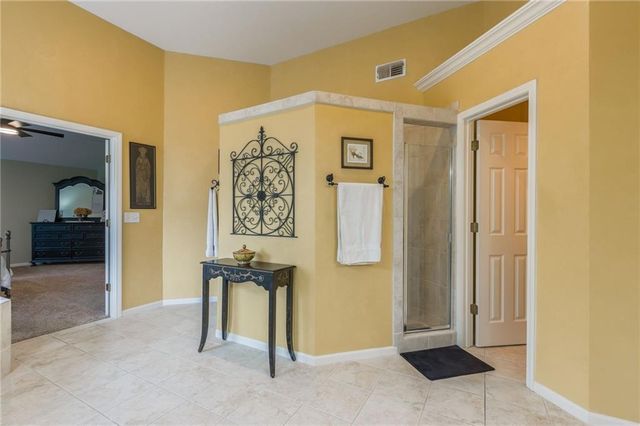 9623 N Crescent Court, Kansas City, MO 64157