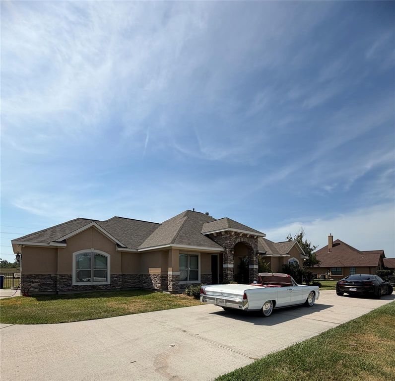 8999 Water Point Drive, Beach City, TX 77523